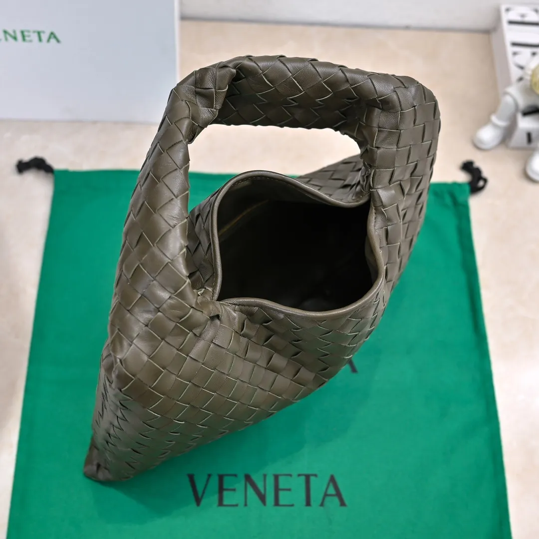 Batch 1860 #Bv new small HOP bag, the bag body and handles are made of a whole piece of woven leather. The bag body is soft and lazy. Hop symbolizes the praise of innovation and eternal craftsmanship [love]. The pyramid silhouette combines practicality and fashion. It is modern and casual. The double-sided closure design of the bag mouth is more convenient and safe! The cowhide texture also makes the bag more wear-resistant and durable. A must-have for fashionable ladies who like minimalism yet comfortable and casual! Size: 41x20.5x7.5, Model: 3966#